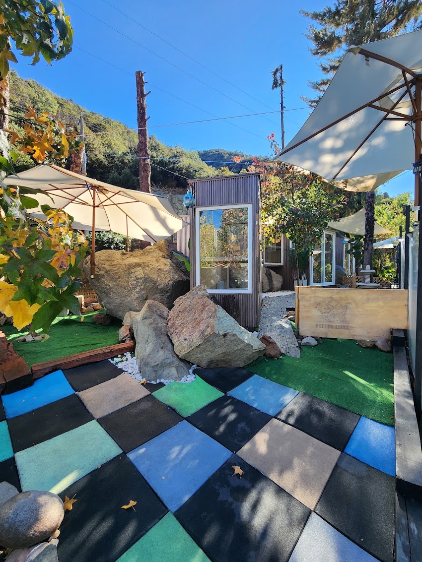 Petting Lodge